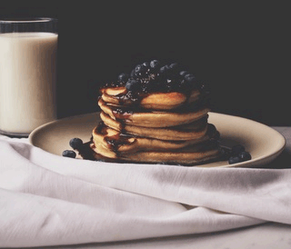 Pancake con miele e frutta