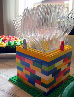 La mia festa a tema Lego è un trionfo di colori che stimola la creatività.
